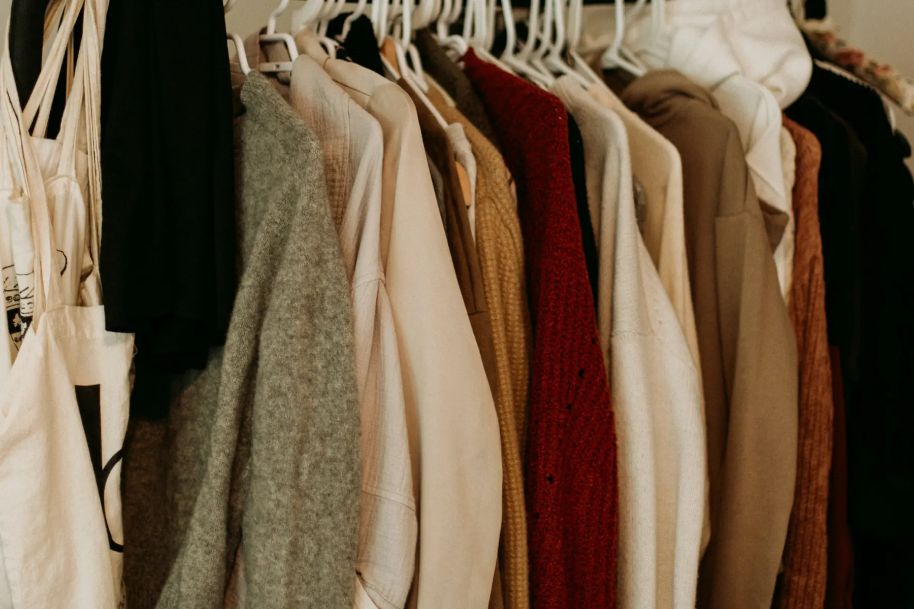 Portant de pulls et de vestes d'automne